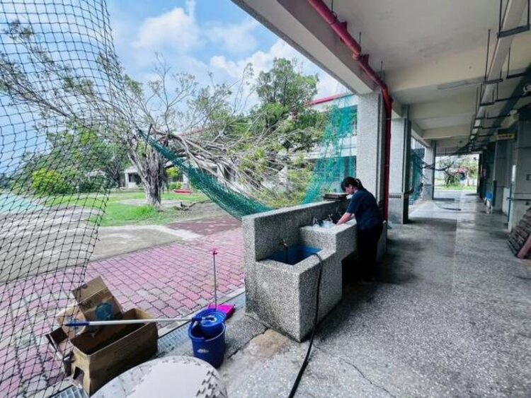 南市整合民間百萬善款 啟動校園災後防疫工作 強化環境衛生清除孳生源