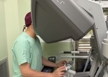 高難度胸腺癌治療新篇章 高雄長庚運用達文西，成功保命又保身