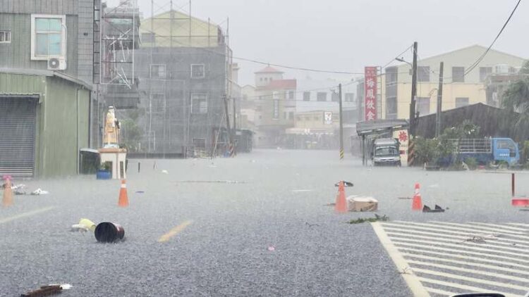 0728豪雨造成後壁積淹水 17位年長者撤離或依親安置 0728豪雨造成後壁積淹水 17位年長者撤離或依親安置