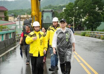 豪雨強襲高雄山區 賴瑞隆前往六龜多點勘災 籲中央地方加速交通搶修及溪流治理
