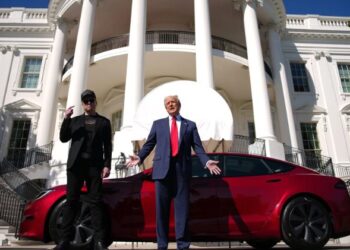 特斯拉股價暴跌5.3% 川普要效率部調查馬斯克電動車補助 美股投資人憂補助政策生變