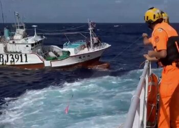 雙颱擾臺 海象惡劣 海巡千浬苦戰五日成功救援漁船傷患