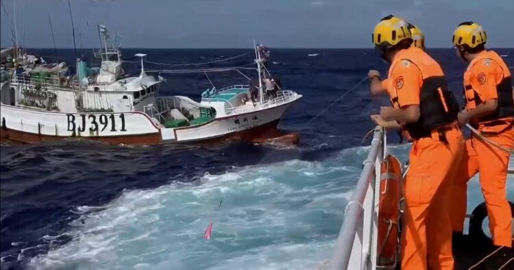 雙颱擾臺 海象惡劣 海巡千浬苦戰五日成功救援漁船傷患 雙颱擾臺 海象惡劣 海巡千浬苦戰五日成功救援漁船傷患