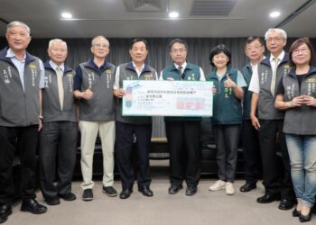 臺灣首廟天壇捐300萬予臺南市府助丹娜絲颱風災後復原，市長黃偉哲親頒感謝狀