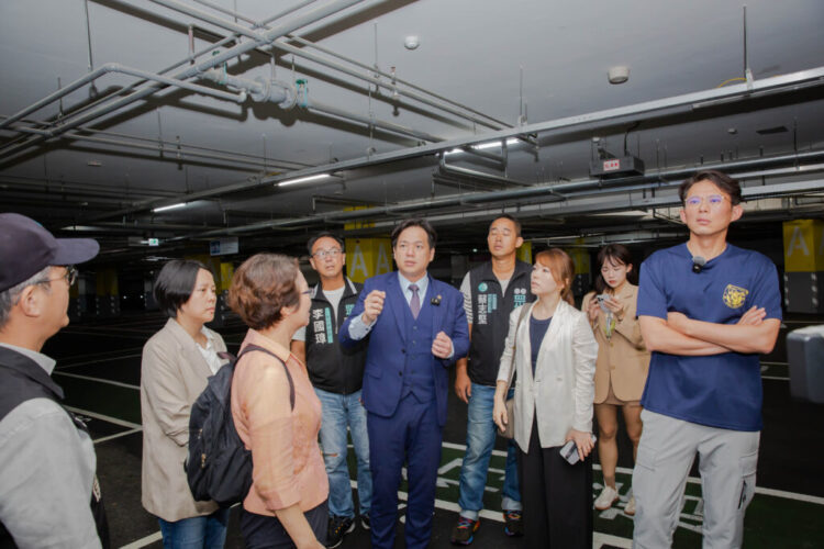 立委考察新竹棒球場 黃國昌：花12億的爛尾樓