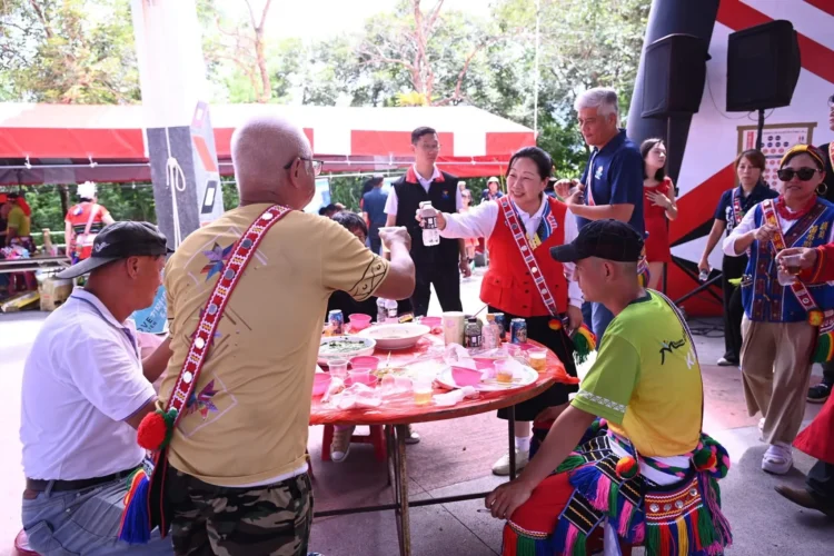 縣長徐榛蔚走入繽紛部落共慶豐年 與多元族群共享文化盛宴