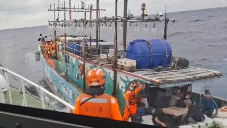 海巡嚴守海疆 成功攔截越南偷渡犯來臺 24人全數查獲 全案送檢偵辦