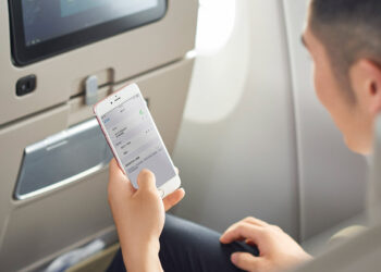 女友搭華航狂傳30則以上訊息！男網友驚呼：機上免費Wi-Fi太強大！