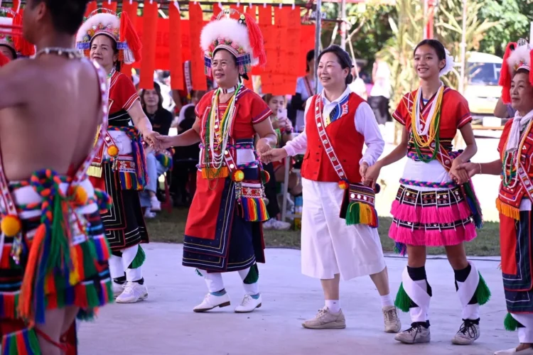 縣長徐榛蔚出席多部落年度祭儀 攜手族人傳承文化展熱情 縣長徐榛蔚出席多部落年度祭儀 攜手族人傳承文化展熱情