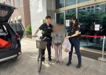 阿嬤失憶上路騎到懷疑人生 警靠神秘紙條找回她的家