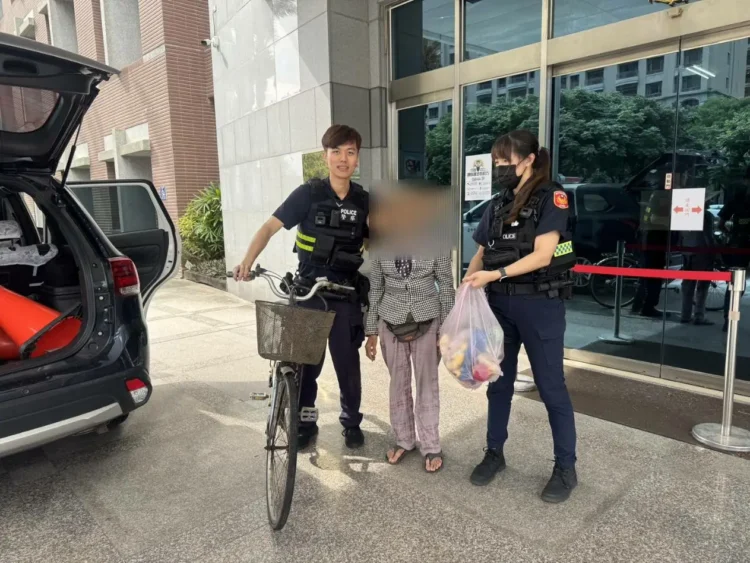 阿嬤失憶上路騎到懷疑人生 警靠神秘紙條找回她的家 阿嬤失憶上路騎到懷疑人生 警靠神秘紙條找回她的家