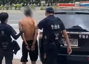 男子超市竊酒又攻擊路人 花警即刻到場逮捕送辦