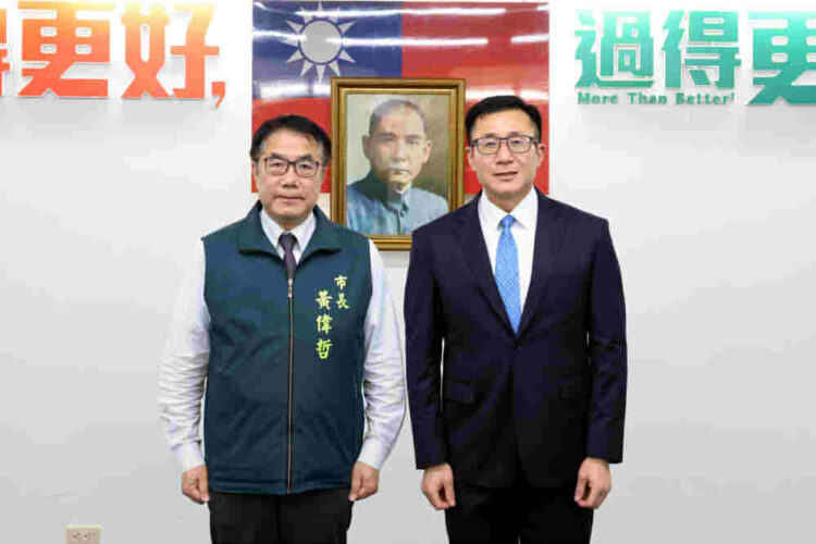 研考會新任主委王效文宣誓就職 黃偉哲期勉發揮專業助力市政