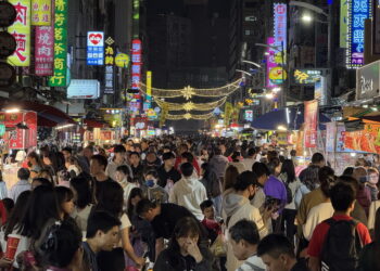 新媒體時代的夜市革命：六合夜市培訓素人拍短片、開直播，說出攤商故事