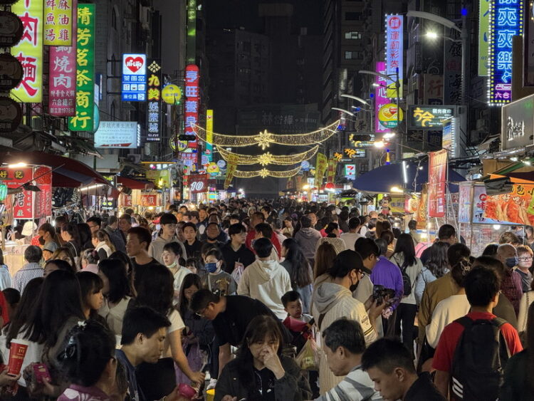 新媒體時代的夜市革命:六合夜市培訓素人拍短片、開直播,說出攤商故事 新媒體時代的夜市革命:六合夜市培訓素人拍短片、開直播,說出攤商故事