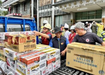 高雄8/2七區停班停課！陳其邁進駐指揮搶救 山區孤島待援、物資無人機送藥