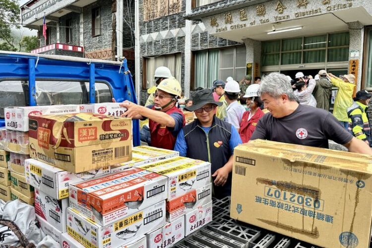 高雄8/2七區停班停課！陳其邁進駐指揮搶救 山區孤島待援、物資無人機送藥