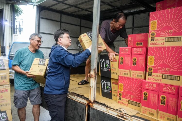 賴瑞隆捐出一月所得,協調物資捐贈進入山區,全力支援高雄防災救災 賴瑞隆捐出一月所得,協調物資捐贈進入山區,全力支援高雄防災救災