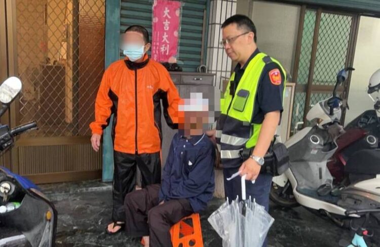 八旬老翁迷途徘徊街頭 楠警暖心助返家