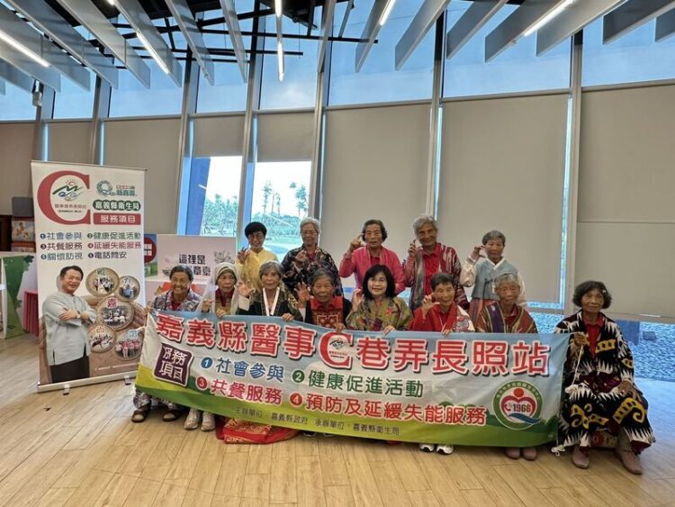 嘉縣560位長者C手遊故宮,走入國寶殿堂 嘉縣560位長者C手遊故宮,走入國寶殿堂