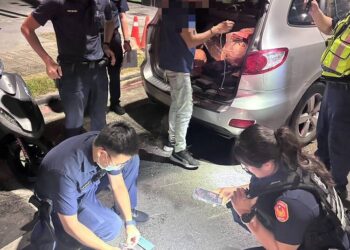 逆向連撞13機車 警方查獲毒品依法送辦