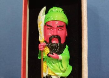 中華關聖文化世界弘揚協會與中華郵政合作 推《忠義千秋關帝聖像典藏郵冊》限時贈公仔