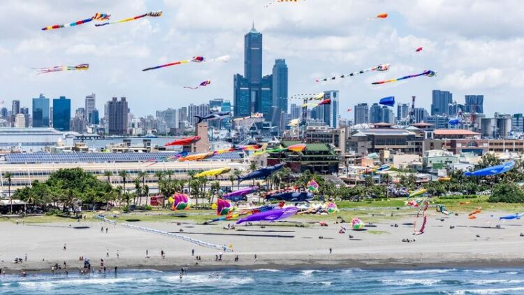 高雄旗津風箏節2025攻略｜巨型紫鯨風箏、42米滑水道、比基尼電音趴，交通管制一次看