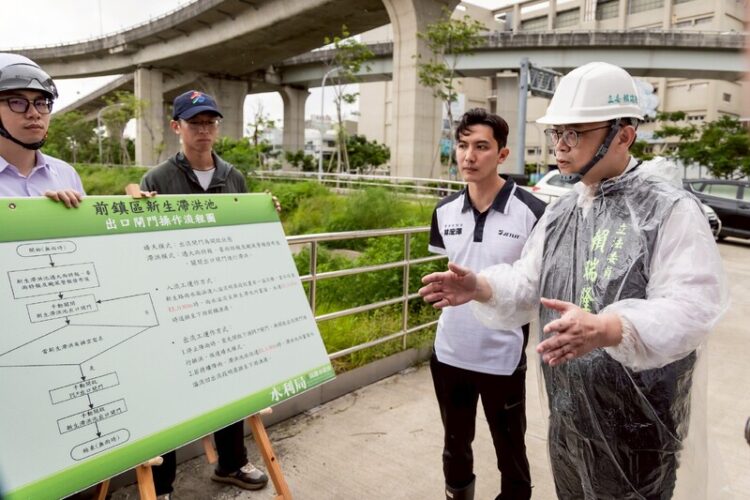 楊柳颱風來襲前夕 賴瑞隆視察排水防洪設施 並解決各低窪地區問題