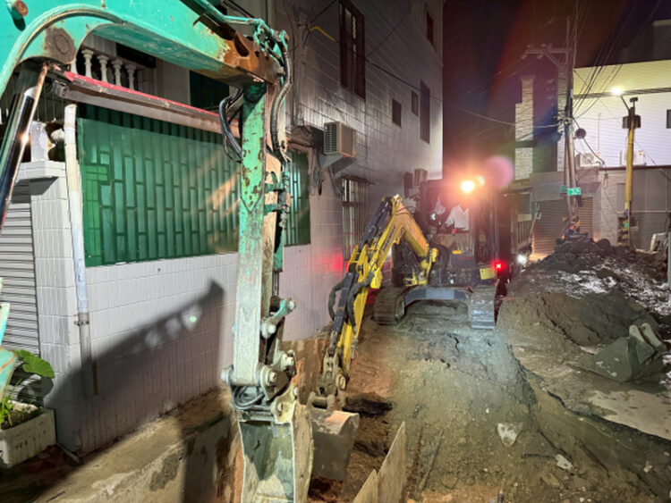 仁德區三甲八街路面下陷 水利局成立前進指揮所進行搶修