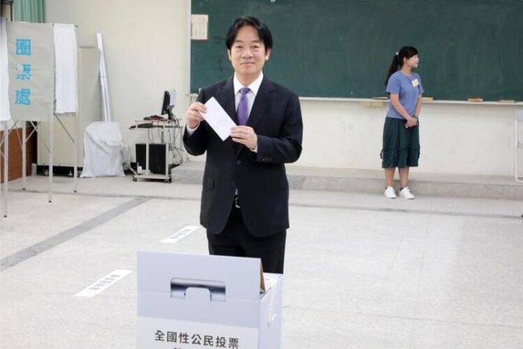 823全國性公投 南市選委會主委葉澤山陪同總統賴清德及市長黃偉哲投下神聖一票 823全國性公投 南市選委會主委葉澤山陪同總統賴清德及市長黃偉哲投下神聖一票
