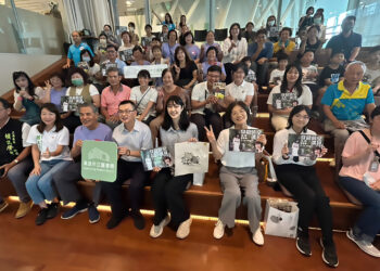 偏鄉童與模範父親獻書高市圖，展現回饋社會實踐力