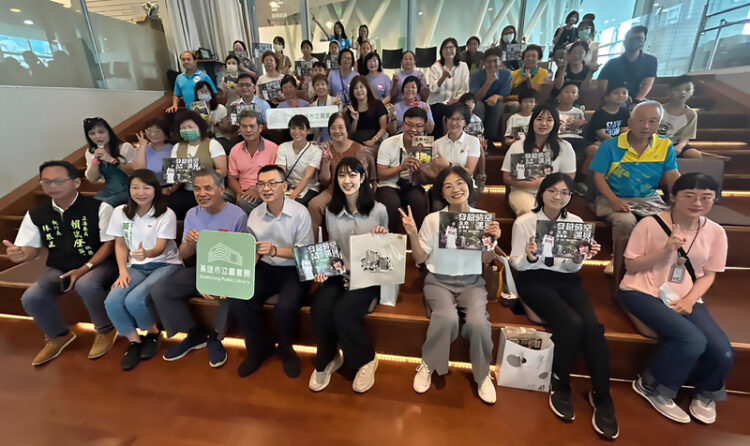 偏鄉童與模範父親獻書高市圖，展現回饋社會實踐力