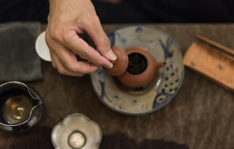 做青與焙火:岩茶市場的風味矛盾與感官文化轉型 做青與焙火:岩茶市場的風味矛盾與感官文化轉型