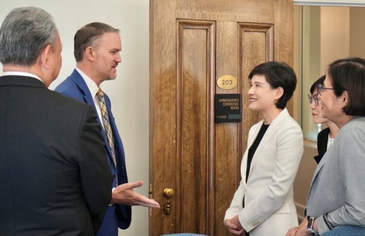 政院公布臺美關稅談判雙方會面照片 強烈譴責造謠行徑