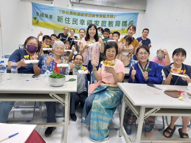 吃甜點、聞香料 屏東縣服務站家庭教育課程超有味 吃甜點、聞香料 屏東縣服務站家庭教育課程超有味