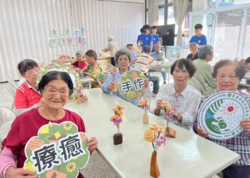 永安社區綠色照顧跨域活動手作木玫瑰感受療癒與溫暖