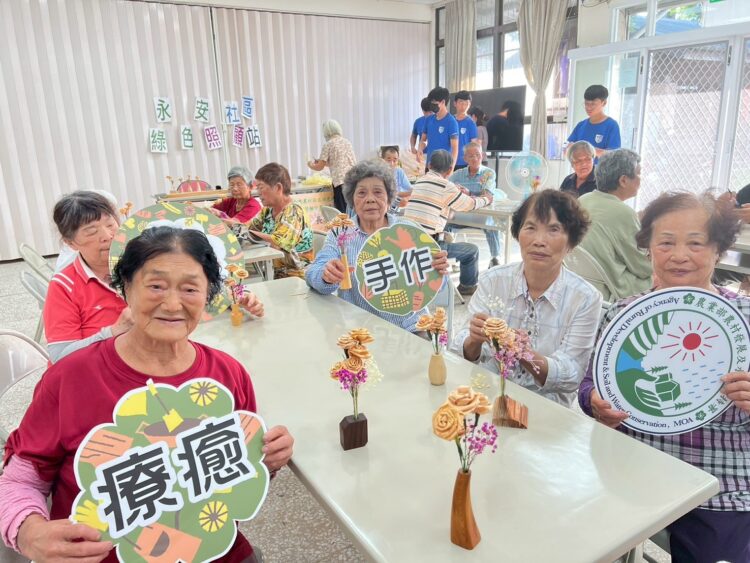 永安社區綠色照顧跨域活動手作木玫瑰感受療癒與溫暖