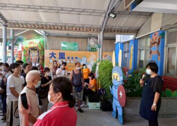 草療用繽紛色彩展現生命力 彩繪大里衛生所