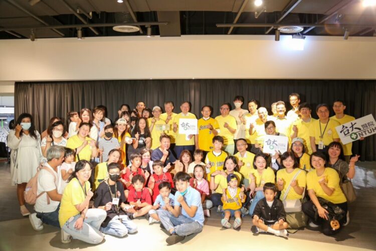 小球迷熱血應援 中信兄弟盼鼓勵病友積極向前 小球迷熱血應援 中信兄弟盼鼓勵病友積極向前