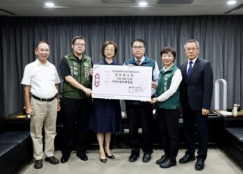 跨越太平洋的愛心援助！臺南市長黃偉哲感謝美國大洛杉磯臺灣會館捐款10萬美元助臺南災後重建，丹娜絲颱風重創南臺灣後的溫暖力量