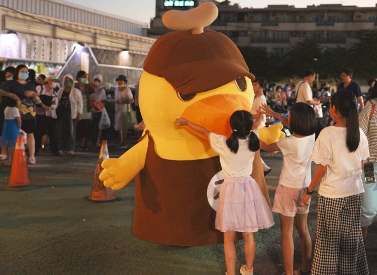 臺南夜奇鴨現身花園夜市 臺南市府舉辦行銷活動與市民同樂加碼發送銅板券
