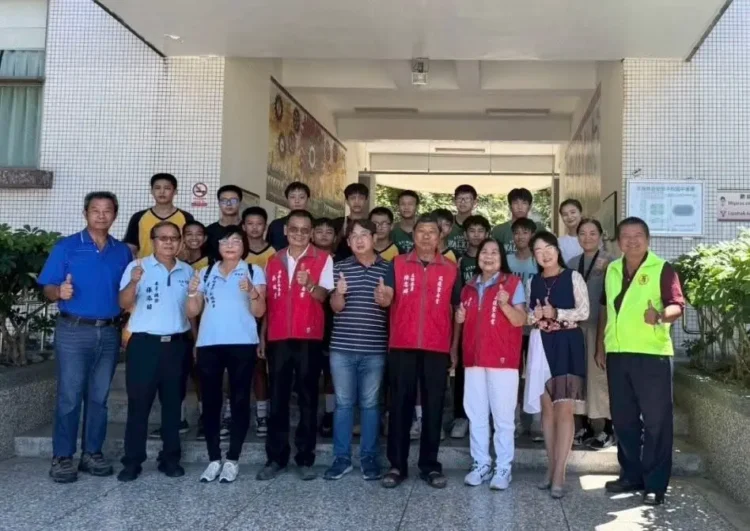 聖南宮關懷在地教育 頒發獎助學金鼓勵吉安國中籃球隊清寒學生 聖南宮關懷在地教育 頒發獎助學金鼓勵吉安國中籃球隊清寒學生