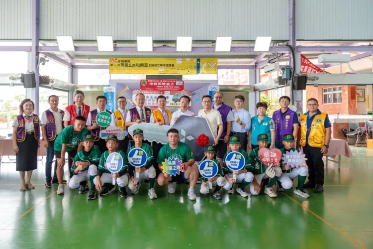 玉山獅子會贈九人座新車 提升和興國小棒球隊移地安全