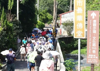 南投縣府員工挑戰撼龍步道 結合藝文環境教育