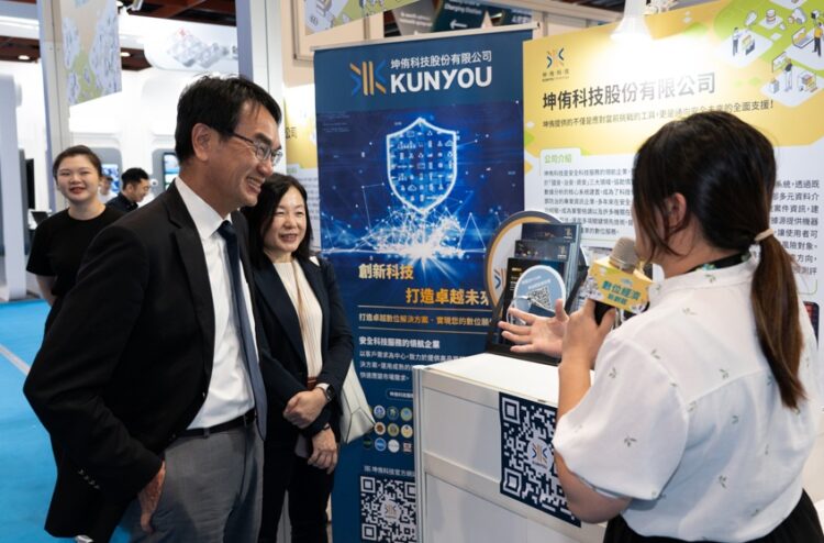 坤侑科技以AI情資整合技術亮相WAVE AI展 助力數位治安升級！