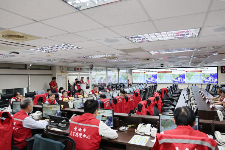 颱風樺加沙逼近 南市府召開防颱工作會議 黃偉哲心繫災民住居安全 颱風樺加沙逼近 南市府召開防颱工作會議 黃偉哲心繫災民住居安全