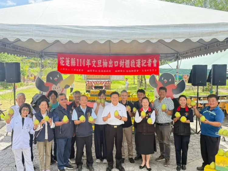 傅崐萁爭取花蓮文旦外銷大陸破百個貨櫃 今天封櫃35個貨櫃啓運大陸 果農感恩傅崐萁奔走協調有成喜迎豐收 傅崐萁爭取花蓮文旦外銷大陸破百個貨櫃 今天封櫃35個貨櫃啓運大陸 果農感恩傅崐萁奔走協調有成喜迎豐收