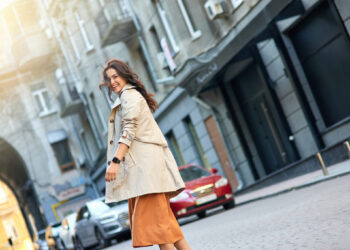 秋季穿搭救星!5件女生必備單品 保暖輕薄又百搭 秋季穿搭救星!5件女生必備單品 保暖輕薄又百搭