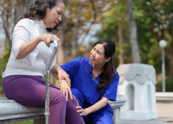 輕坐就骨折!8成骨鬆患者病患為女性,醫:高危族群促骨生長為治療關鍵 輕坐就骨折!8成骨鬆患者病患為女性,醫:高危族群促骨生長為治療關鍵