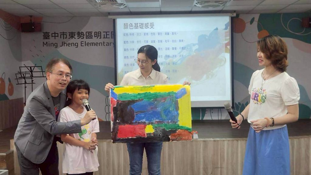 開藝設計何政熹總監走進偏鄉，與台中明正國小學童共繪夢想藍圖